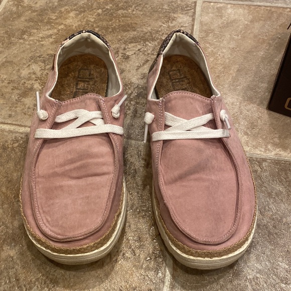 Hey dudes. Pink w/ snake print. Slightly worn. - Picture 5 of 5